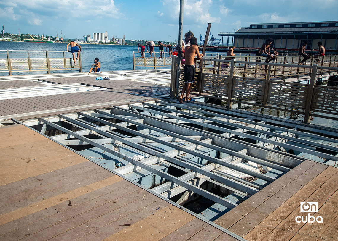 Paseo Marítimo Flotante, frente a la Alameda de Paula, en La Habana. Foto: Otmaro Rodríguez.