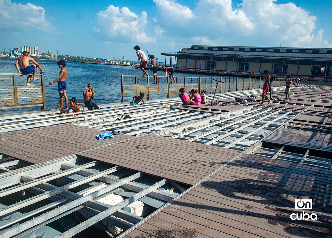 Paseo Marítimo Flotante, frente a la Alameda de Paula, en La Habana. Foto: Otmaro Rodríguez.