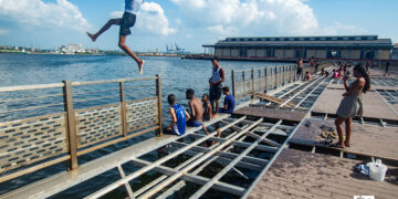 Niños y jóvenes en el muelle flotante, frente a la Alameda de Paula, en La Habana. Foto: Otmaro Rodríguez.