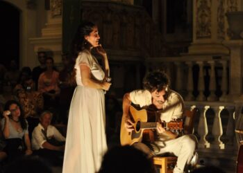 Silvia Pérez Cruz durante el concierto en la Iglesia de San Francisco el Nuevo, en La Habana. Foto: Gillen García Ureta.