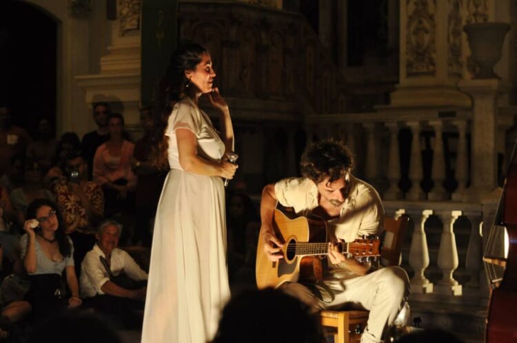Silvia Pérez Cruz durante el concierto en la Iglesia de San Francisco el Nuevo, en La Habana. Foto: Gillen García Ureta.