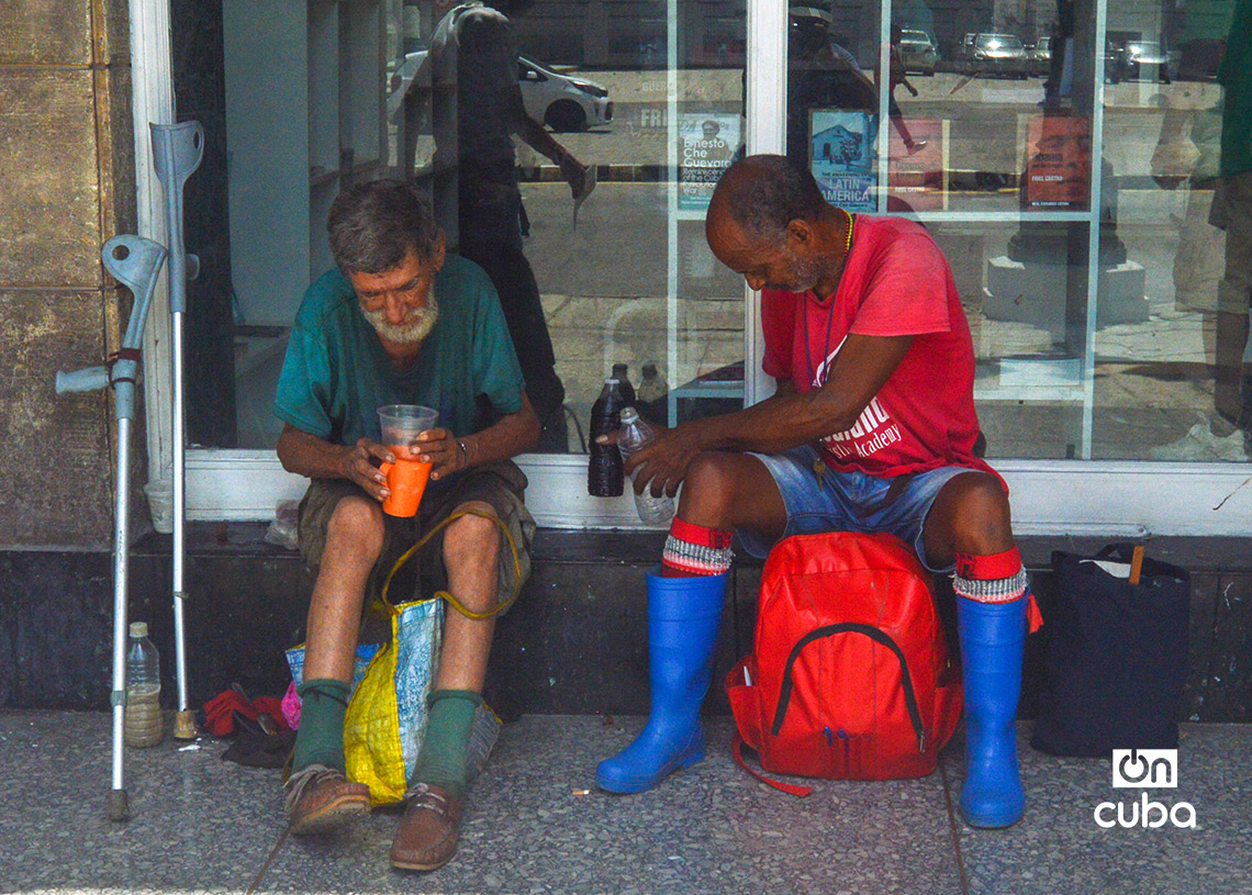 Dos hombres en situación de calle en La Habana, en el contexto del centenario de Fidel Castro. Foto: Otmaro Rodríguez.