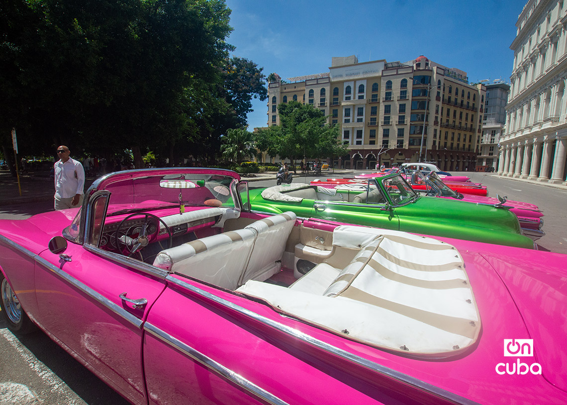 Autos clásicos esperan por turistas u otros clientes en La Habana, en el contexto del centenario de Fidel Castro. Foto: Otmaro Rodríguez.