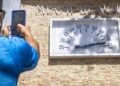Una persona registra el momento histórico del récord de temperatura en Miami. Foto: EFE.
