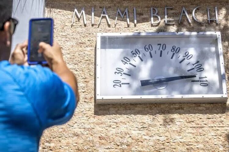 Una persona registra el momento histórico del récord de temperatura en Miami. Foto: EFE.