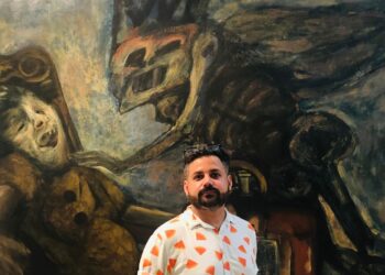 Yoan Rivero. Al fondo, “La anunciación” (1964), de Antonia Eiriz. Museo Nacional de Bellas Artes, La
Habana, 2023. Foto: Javier Alejandro Gutiérrez.