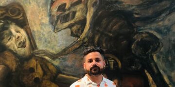 Yoan Rivero. Al fondo, “La anunciación” (1964), de Antonia Eiriz. Museo Nacional de Bellas Artes, La
Habana, 2023. Foto: Javier Alejandro Gutiérrez.
