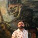 Yoan Rivero. Al fondo, “La anunciación” (1964), de Antonia Eiriz. Museo Nacional de Bellas Artes, La
Habana, 2023. Foto: Javier Alejandro Gutiérrez.