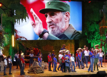 Presentación de la compañía infantil cubana La Colmenita durante la conmemoración del centenario del natalicio de Fidel Castro (1926-2016), en el teatro Karl Marx en La Habana, el 13 de agosto de 2026. Foto: Ernesto Mastrascusa / EFE.
