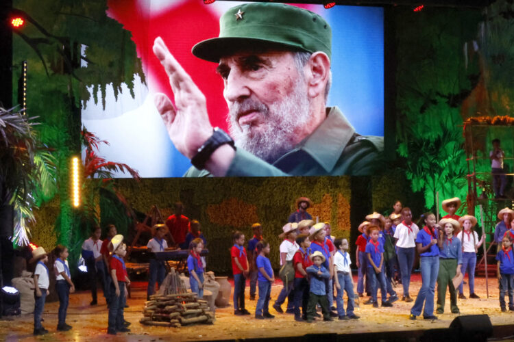 Presentación de la compañía infantil cubana La Colmenita durante la conmemoración del centenario del natalicio de Fidel Castro (1926-2016), en el teatro Karl Marx en La Habana, el 13 de agosto de 2026. Foto: Ernesto Mastrascusa / EFE.