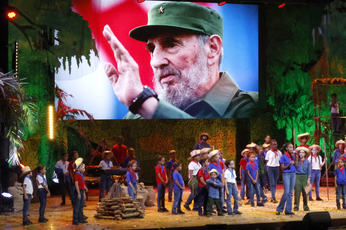 Presentación de la compañía infantil cubana La Colmenita durante la conmemoración del centenario del natalicio de Fidel Castro (1926-2016), en el teatro Karl Marx en La Habana, el 13 de agosto de 2026. Foto: Ernesto Mastrascusa / EFE.