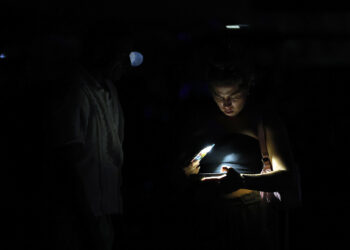 Un hombre observa su teléfono móvil durante un apagón en La Habana como consecuencia de una desconexión del Sistema Eléctrico Nacional (SEN). Foto: Ernesto Mastrascusa / EFE / Archivo.
