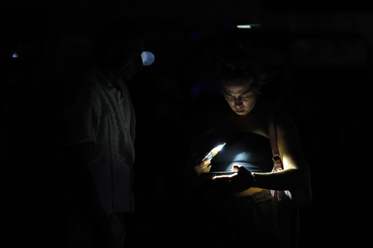 Un hombre observa su teléfono móvil durante un apagón en La Habana como consecuencia de una desconexión del Sistema Eléctrico Nacional (SEN). Foto: Ernesto Mastrascusa / EFE / Archivo.