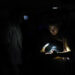 Un hombre observa su teléfono móvil durante un apagón en La Habana como consecuencia de una desconexión del Sistema Eléctrico Nacional (SEN). Foto: Ernesto Mastrascusa / EFE / Archivo.