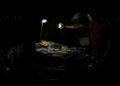 Una persona ilumina con una linterna para ver productos en un puesto callejero en La Habana (Cuba). Foto: EFE/ Ernesto Mastrascusa.