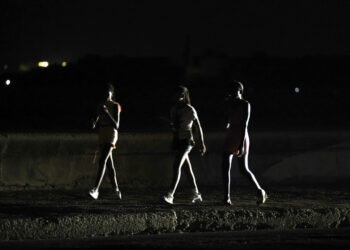 Personas caminan durante un apagón en La Habana por la caída del Sistema Eléctrico Nacional. Foto: Ernesto Mastrascusa / EFE.