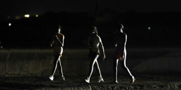 Personas caminan durante un apagón en La Habana por la caída del Sistema Eléctrico Nacional. Foto: Ernesto Mastrascusa / EFE.