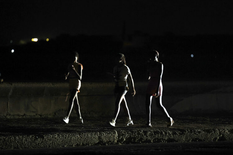 Personas caminan durante un apagón en La Habana por la caída del Sistema Eléctrico Nacional. Foto: Ernesto Mastrascusa / EFE.