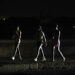 Personas caminan durante un apagón en La Habana por la caída del Sistema Eléctrico Nacional. Foto: Ernesto Mastrascusa / EFE.