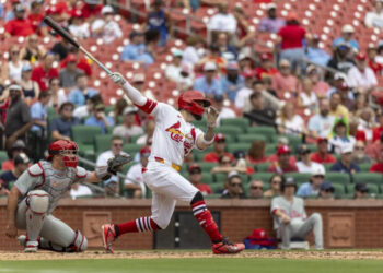 El cubano César Prieto consigue su primer hit en la actual temporada de la MLB. Foto: Sam Brusven / Post-Dispatch.