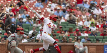 El cubano César Prieto consigue su primer hit en la actual temporada de la MLB. Foto: Sam Brusven / Post-Dispatch.