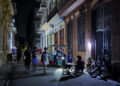 Personas alumbran con lámparas una calle este miércoles, durante un apagón en La Habana. Foto: Felipe Borrego/EFE.