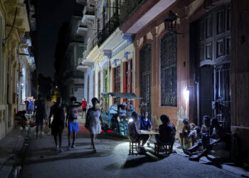 Personas alumbran con lámparas una calle este miércoles, durante un apagón en La Habana. Foto: Felipe Borrego/EFE.