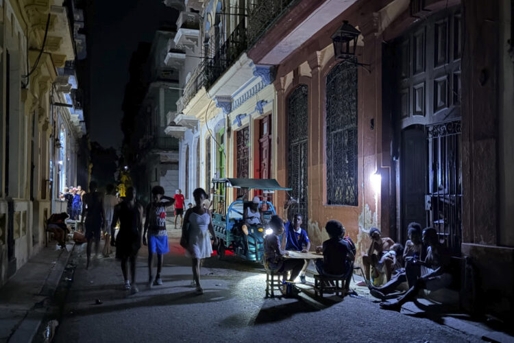 Personas alumbran con lámparas una calle este miércoles, durante un apagón en La Habana. Foto: Felipe Borrego/EFE.