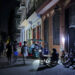 Personas alumbran con lámparas una calle este miércoles, durante un apagón en La Habana. Foto: Felipe Borrego/EFE.