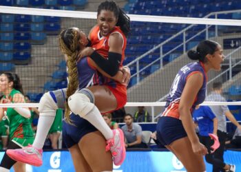 Jugadoras de Cuba celebran el avance a semifinales en el torneo continental Norceca y, con ello, la clasificación al Campeonato Mundial de voleibol femenino de 2027. Foto: @Norceca_Info / X.