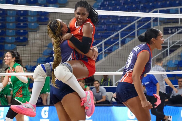 Jugadoras de Cuba celebran el avance a semifinales en el torneo continental Norceca y, con ello, la clasificación al Campeonato Mundial de voleibol femenino de 2027. Foto: @Norceca_Info / X.