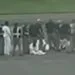 Captura de un video donde se aprecia a los cinco deportados sentados en la losa del aeropuerto, en Liberia, escoltados por personal de seguridad.