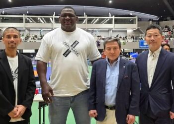 Mijaín López junto a directivos de PANCRASE en Tokio. Foto: Facebook Deporcuba