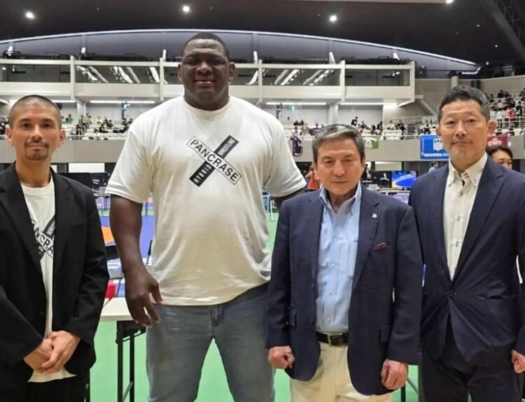 Mijaín López junto a directivos de PANCRASE en Tokio. Foto: Facebook Deporcuba