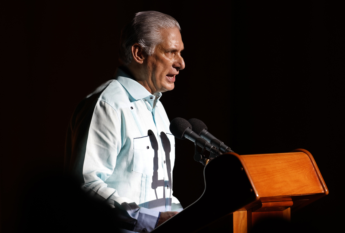 El presidente de Cuba, Miguel Díaz-Canel, habla durante la conmemoración del centenario de Fidel Castro (1926-2016) en el teatro Karl Marx en La Habana, el 13 de agosto de 2026. Foto: Ernesto Mastrascusa / EFE.