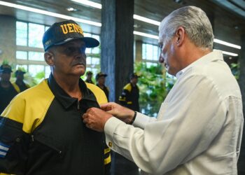 El presidente cubano, Miguel Díaz-Canel, condecora a los rescatistas de la isla que trabajaron en Venezuela tras los dos devastadores terremotos del pasado 24 de junio. Foto: @PresidenciaCuba / X.