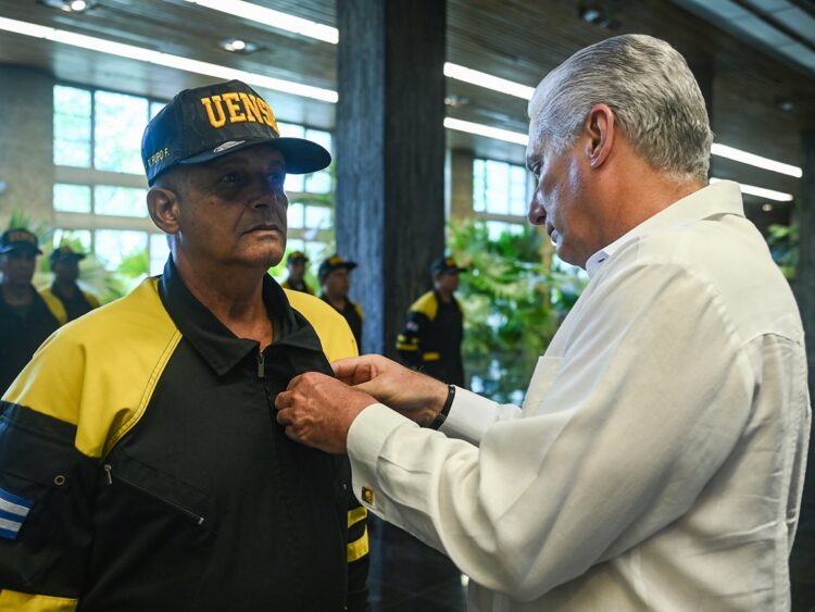 El presidente cubano, Miguel Díaz-Canel, condecora a los rescatistas de la isla que trabajaron en Venezuela tras los dos devastadores terremotos del pasado 24 de junio. Foto: @PresidenciaCuba / X.