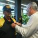 El presidente cubano, Miguel Díaz-Canel, condecora a los rescatistas de la isla que trabajaron en Venezuela tras los dos devastadores terremotos del pasado 24 de junio. Foto: @PresidenciaCuba / X.