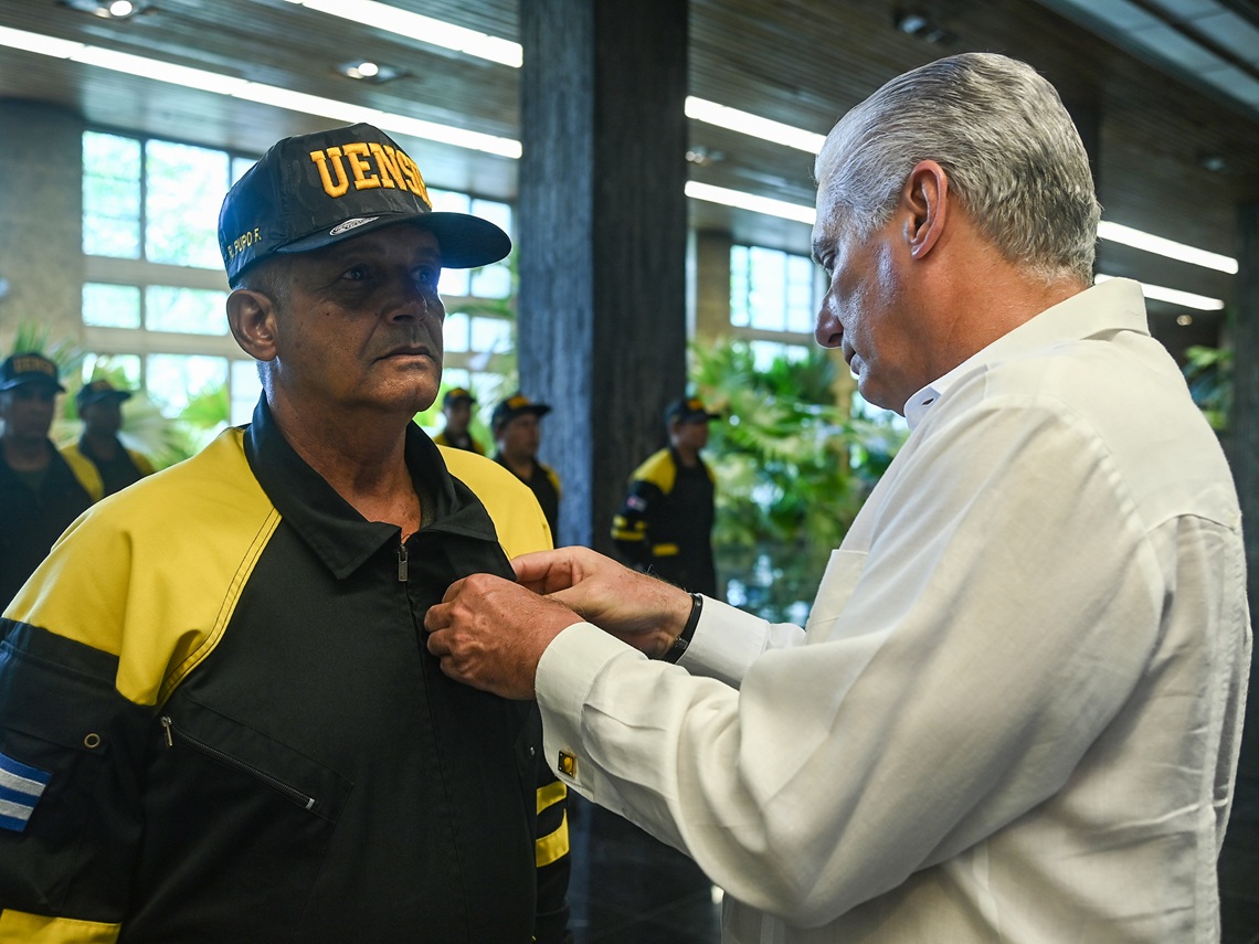 El presidente cubano, Miguel Díaz-Canel, condecora a los rescatistas de la isla que trabajaron en Venezuela tras los dos devastadores terremotos del pasado 24 de junio. Foto: @PresidenciaCuba / X.