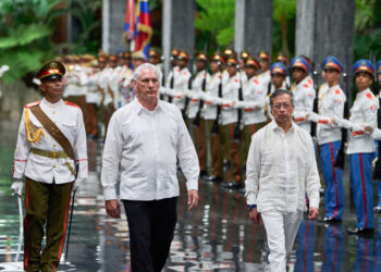 El presidente de Cuba, Miguel Diaz-Canel (c), recibe a su homólogo de Colombia, Gustavo Petro, en La Habana, durante la última visita internacional del mandatario colombiano. Foto: Ramón Espinosa / EFE/ AP / POOL.