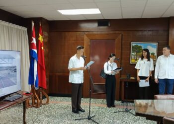 El embajador chino en La Habana, Hua Xin,  habla frente al viceprimer ministro y responsable de la cartera del Comercio Exterior y la Inversión Extranjera de Cuba, Oscar Pérez-Oliva. Foto: Mincex