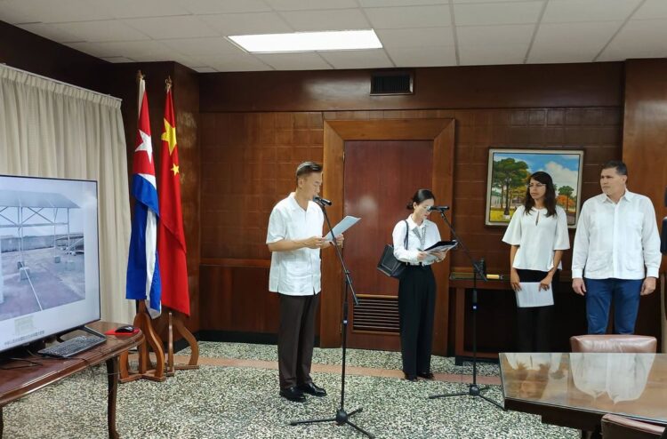 El embajador chino en La Habana, Hua Xin, habla frente al viceprimer ministro y responsable de la cartera del Comercio Exterior y la Inversión Extranjera de Cuba, Oscar Pérez-Oliva. Foto: Mincex