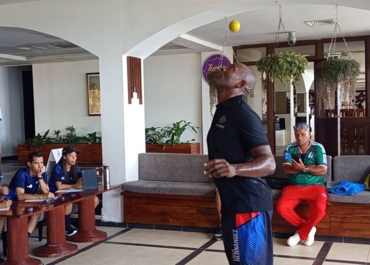 El cubano Erick Hernández volvió a firmar un récord de dominio del balón al tocar 5501 veces una pelota de béisbol 5, solo con la cabeza. Foto: Tomada del perfil de Facebook del periodista Guillermo Rodríguez Hidalgo.