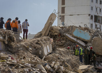 Personas trabajan en Caraballeda, estado de La Guaira, en medio de escombros de edificios destruidos por los terremotos del 24 junio de 2026 en Venezuela. Foto: Miguel Gutiérrez / EFE.