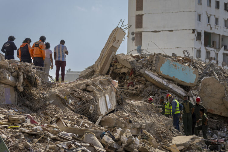 Personas trabajan en Caraballeda, estado de La Guaira, en medio de escombros de edificios destruidos por los terremotos del 24 junio de 2026 en Venezuela. Foto: Miguel Gutiérrez / EFE.