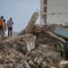Personas trabajan en Caraballeda, estado de La Guaira, en medio de escombros de edificios destruidos por los terremotos del 24 junio de 2026 en Venezuela. Foto: Miguel Gutiérrez / EFE.