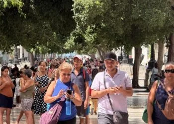 Muchas personas salieron de sus casas buscando refugio en zonas alejadas de construcciones. Foto: RA.