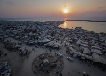 Miles de tiendas de campaña improvisadas de familias palestinas desplazadas se levantan en la playa del oeste de la ciudad de Gaza, en la Franja de Gaza, el 14 de agosto de 2026. Según la ONU, alrededor de 1,9 millones de personas en Gaza —casi el 90 por ciento de la población— permanecen desplazadas internamente, y muchas de ellas se han reubicado en múltiples ocasiones desde que comenzó el conflicto entre Israel y Hamás en octubre de 2023. Foto: EFE/EPA/MOHAMMED SABER.