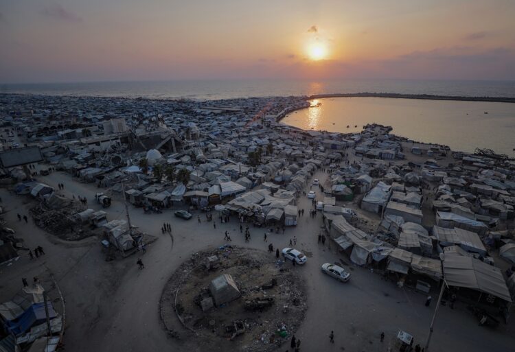 Miles de tiendas de campaña improvisadas de familias palestinas desplazadas se levantan en la playa del oeste de la ciudad de Gaza, en la Franja de Gaza, el 14 de agosto de 2026. Según la ONU, alrededor de 1,9 millones de personas en Gaza —casi el 90 por ciento de la población— permanecen desplazadas internamente, y muchas de ellas se han reubicado en múltiples ocasiones desde que comenzó el conflicto entre Israel y Hamás en octubre de 2023. Foto: EFE/EPA/MOHAMMED SABER.