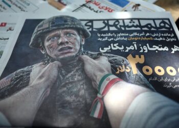Ejemplar del diario iraní Hamshahri, que muestra a un soldado estadounidense y un titular que reza “30000 dólares para quien mate o capture a un soldado estadounidense”. (Teherán) Foto: ABEDIN TAHERKENAREH/EFE/EPA